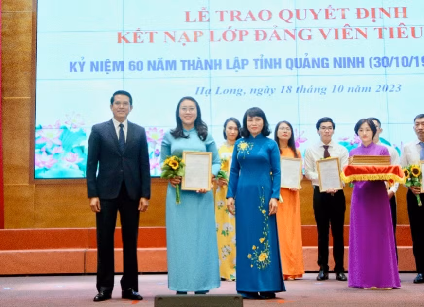 Cô giáo Vũ Thị Hiền Anh vinh dự được công nhận là đảng viên tiêu biểu của lớp đảng viên dịp kỷ niệm 60 năm thành lập tỉnh 30/10 (1963-2023).