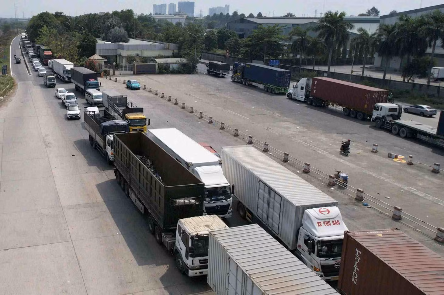 Sự cố khiến giao thông ùn tắc trên đường Võ Chí Công. Ảnh: Anh Tú