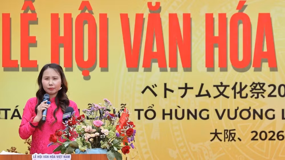 Bà Lê Thương - Chủ tịch Hiệp Hội Người Việt Nam vùng Kansai, Trưởng Ban Tổ chức Lễ hội Văn hóa Việt Nam tại Nhật Bản 2026 phát biểu khai mạc.