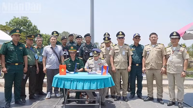 Bộ đội Biên phòng Đồng Tháp tiếp nhận công dân do Campuchia trao trả. (Ảnh: HÒA BÌNH)