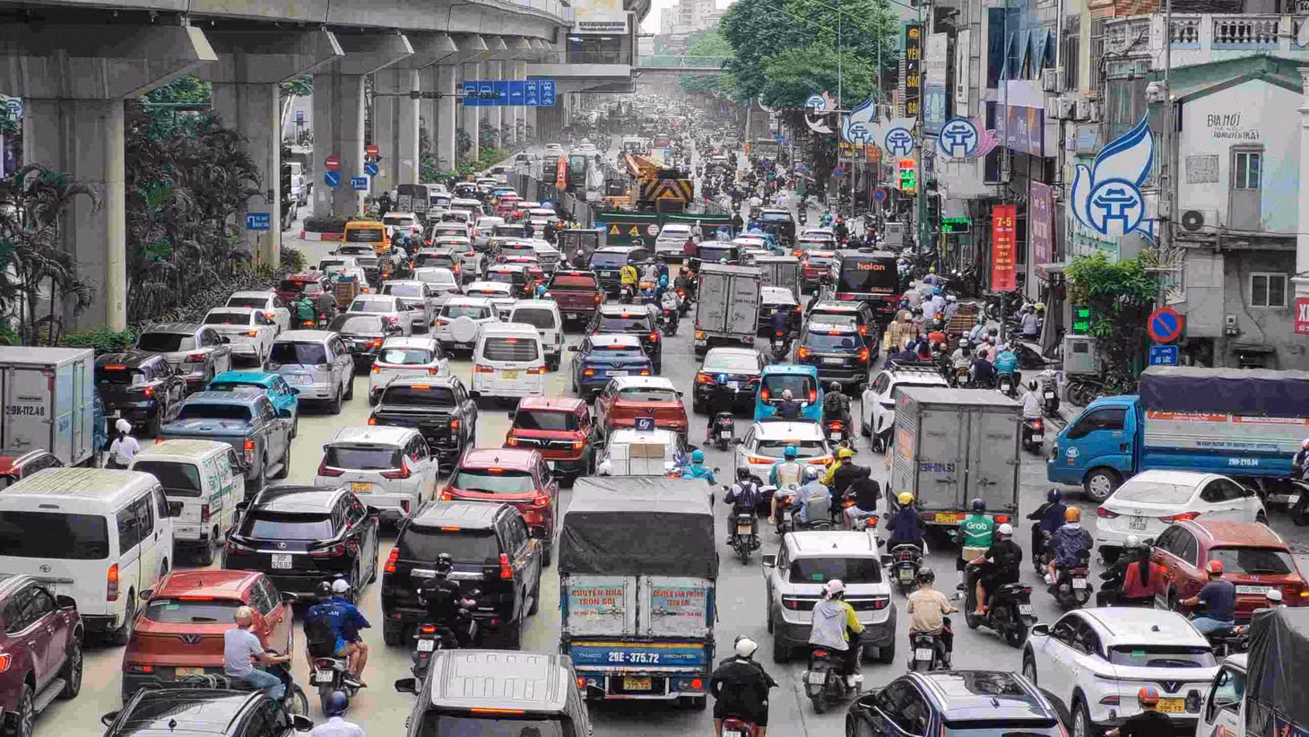 Xe tải sụt hố trên đường Nguyễn Trãi ở Hà Nội ảnh 3