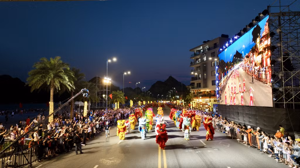 Đoàn rước lân sư rồng.