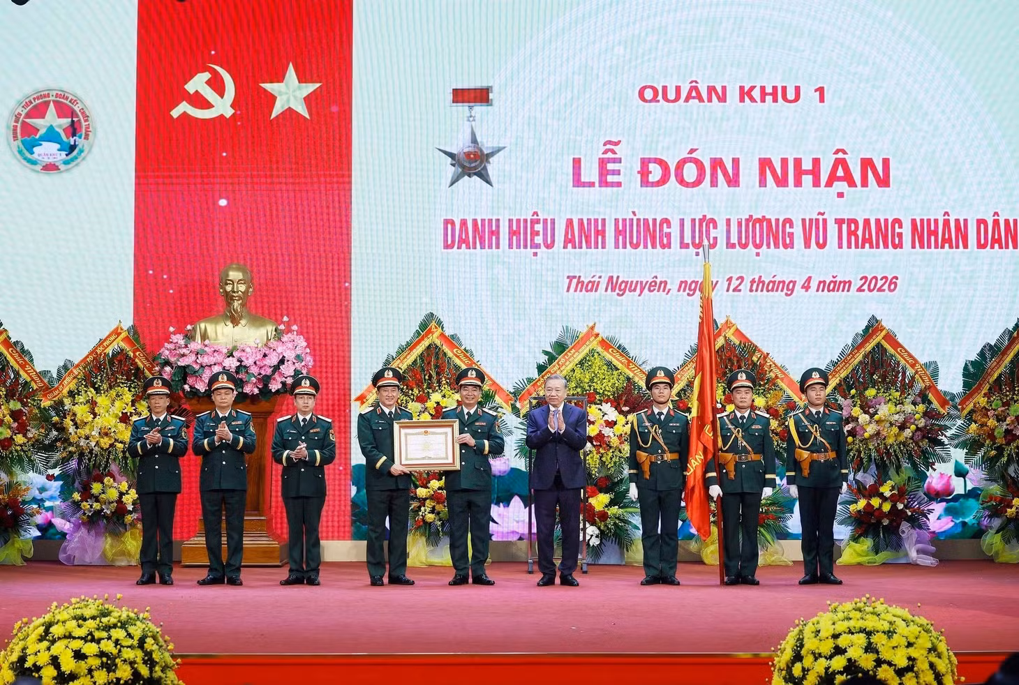 Tổng Bí thư, Chủ tịch nước Tô Lâm trao Danh hiệu Anh hùng Lực lượng vũ trang nhân dân tặng Quân khu 1. (Ảnh: Thống Nhất/TTXVN)