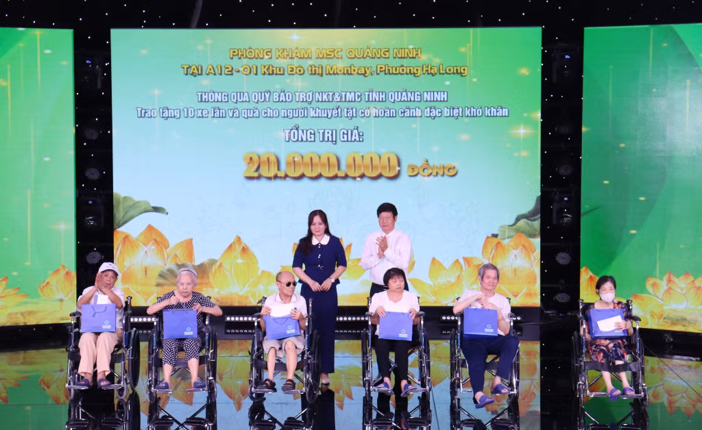 Đại diện nhà hảo tâm trao tặng xe lăn cho người khuyết tật có hoàn cảnh khó khăn (4-2026). Ảnh: Cao Quỳnh