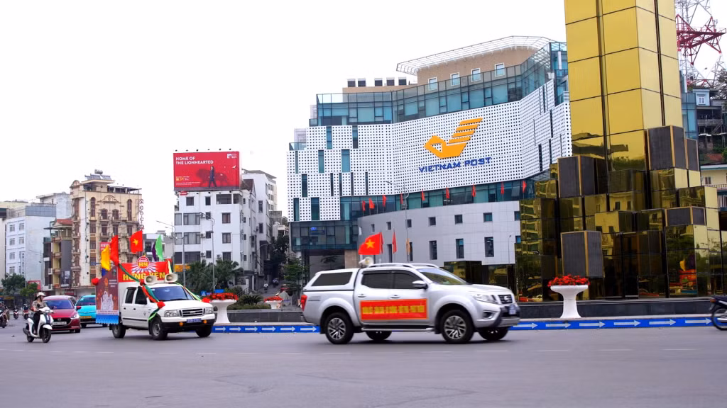 Đoàn xe diễu hành qua trục đường chính của phường Hồng Gai.