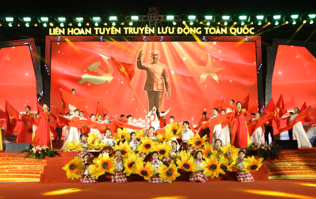 Đội Tuyên truyền lưu động tỉnh Quảng Ninh biểu diễn tại khai mạc Liên hoan Tuyên truyền lưu động toàn quốc chào mừng thành công Đại hội đại biểu toàn quốc lần thứ XIV của Đảng, Bầu cử đại biểu Quốc hội khoá XVI và đại biểu Hội đồng nhân dân các cấp nhiệm kỳ 2026-2031.