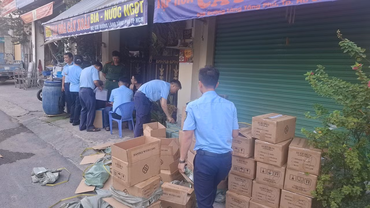Lực lượng chức năng thực hiện kiểm tra kho hàng mỹ phẩm không đăng ký, hàng hóa không rõ nguồn gốc.