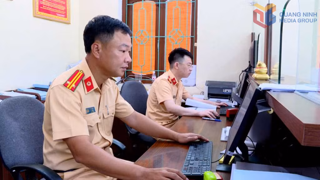 Đội ĐKQLPTCGĐB, Phòng CSGT (Công an tỉnh) số hóa danh sách phương tiện chưa được gắn định danh trên địa bàn tỉnh do Cục CSGT (Bộ Công an) cung cấp để người dân có thể tra cứu trực tuyến. Ảnh: Hồng Việt
