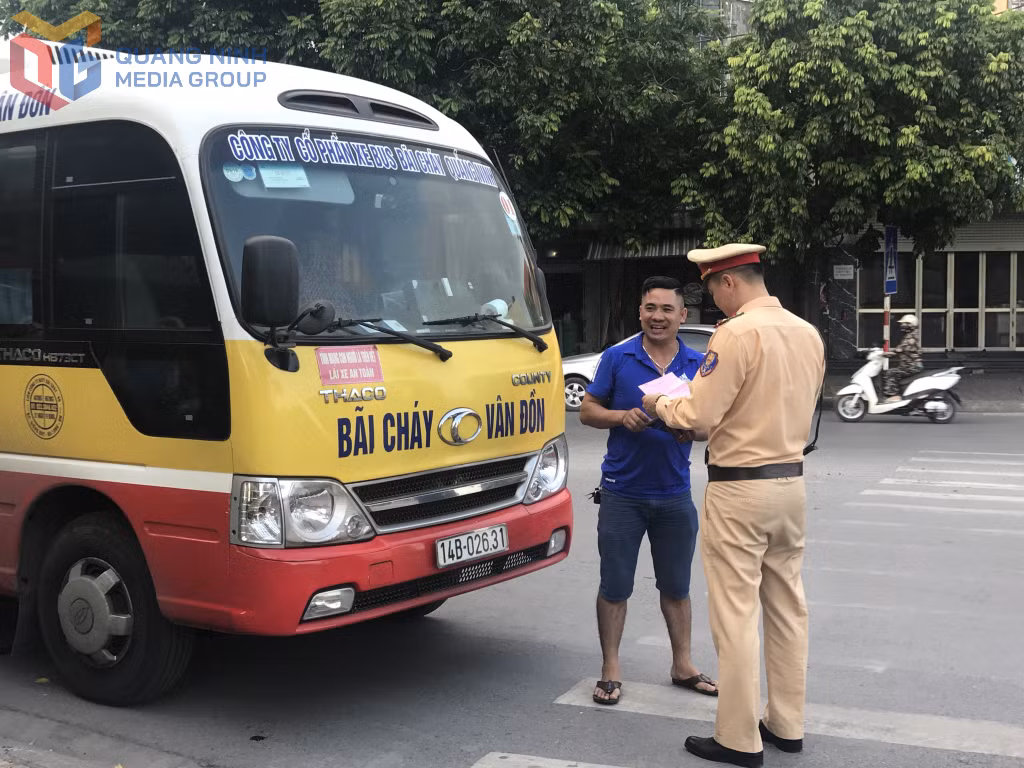 Cán bộ Đội CSGT Đường bộ số 2, Phòng CSGT Công an tỉnh Quảng Ninh, kiểm tra hành chính phương tiện lưu thông trên QL18A đoạn đi qua địa bàn phường Cẩm Phả.
