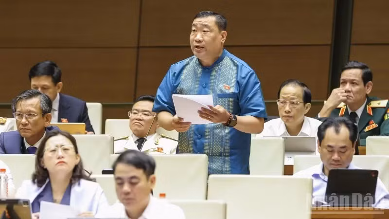 Đại biểu Thạch Phước Bình (Đoàn Vĩnh Long) phát biểu tại hội trường. (Ảnh: DUY LINH)