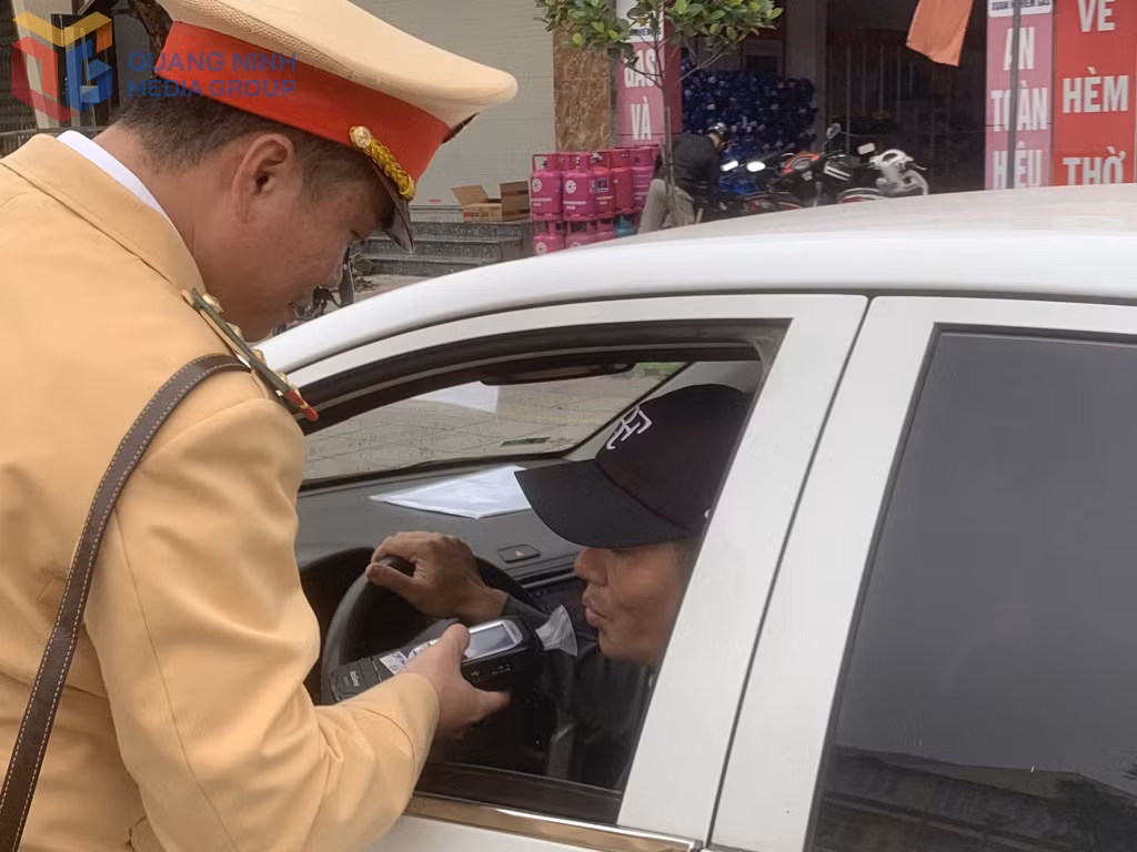 Lực lượng CSGT tiến hành đo nồng độ cồn đối với người điều khiển phương tiện tham gia giao thông.