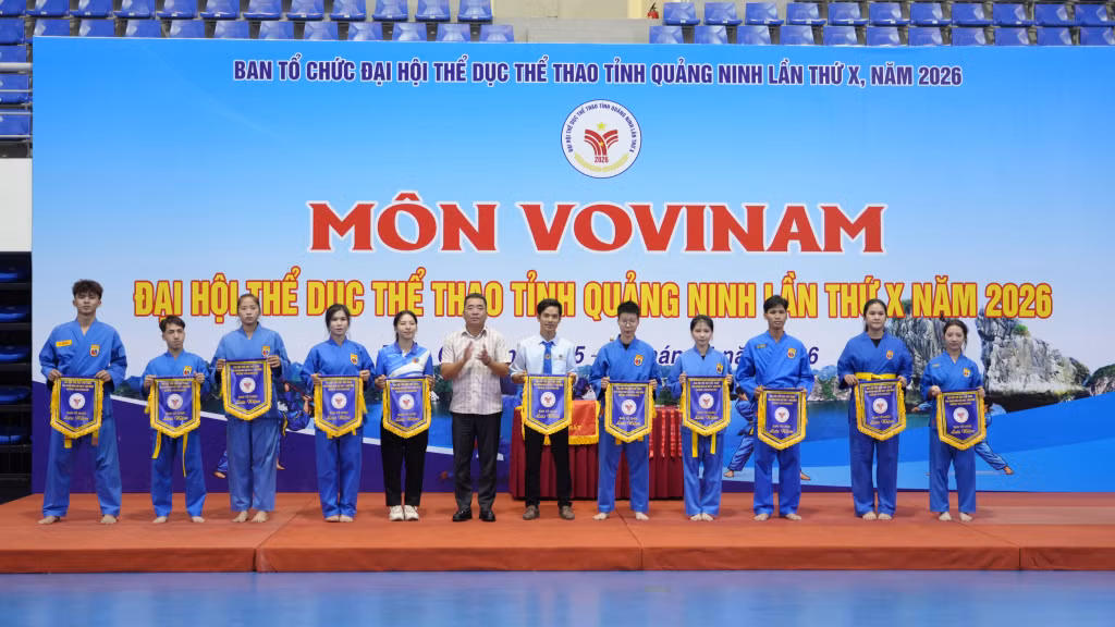 Ban tổ chức tặng cờ lưu niệm cho các đoàn tham gia giải.