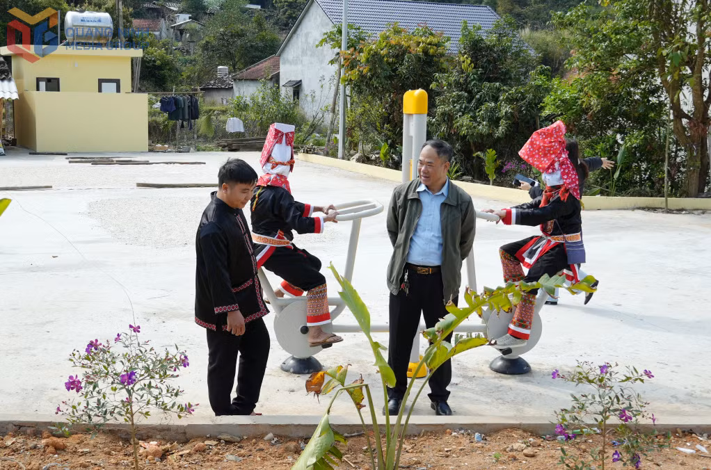 Anh Tằng Dẩu Tình (bên trái), người có uy tín trong thôn Phai Lầu tự nguyện hiến gần 200m² đất để cùng thôn mở đường, dựng nhà văn hóa, tạo sân sinh hoạt chung.