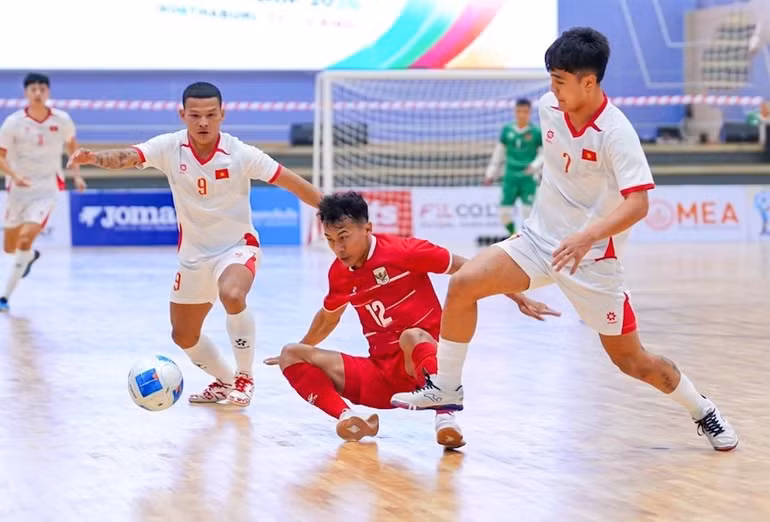 Đội tuyển futsal Việt Nam bị dẫn trước sau hiệp 1.