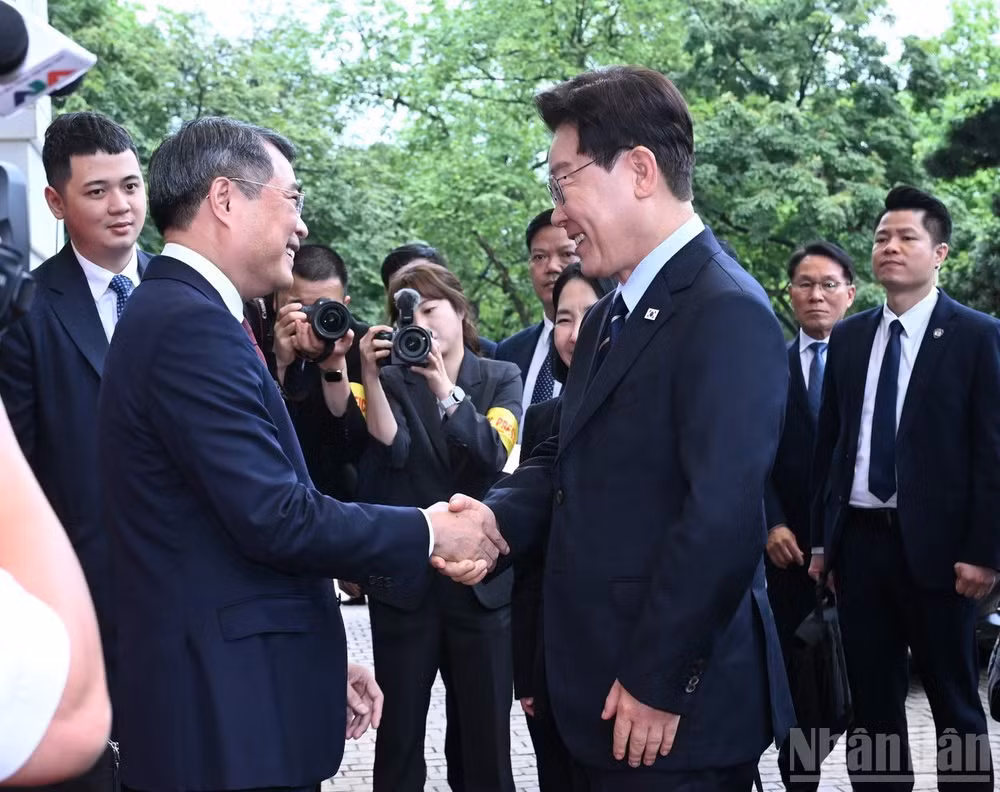 Thủ tướng Chính phủ Lê Minh Hưng bắt tay Tổng thống Hàn Quốc Lee Jae Myung tại sảnh Trụ sở Chính phủ. (Ảnh: Trần Hải)