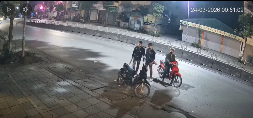 Nhóm thanh, thiếu niên cầm theo hung khí vào đêm ngày 24/3 tại phường Quang Hanh.