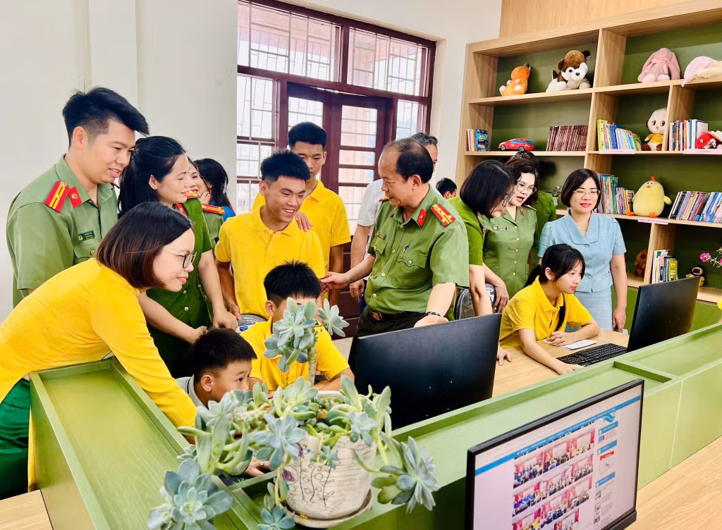 Các em nhỏ tại Trung tâm được hướng dẫn sử dụng mạng Internet an toàn trong quá trình tìm kiếm thông tin.