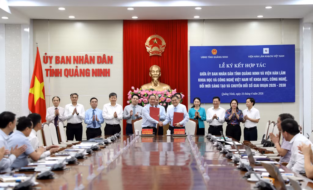 Lãnh đạo UBND tỉnh Quảng Ninh và Viện Hàn lâm Khoa học Công nghệ Việt Nam trao bản hợp tác. Ảnh: Mạnh Trường