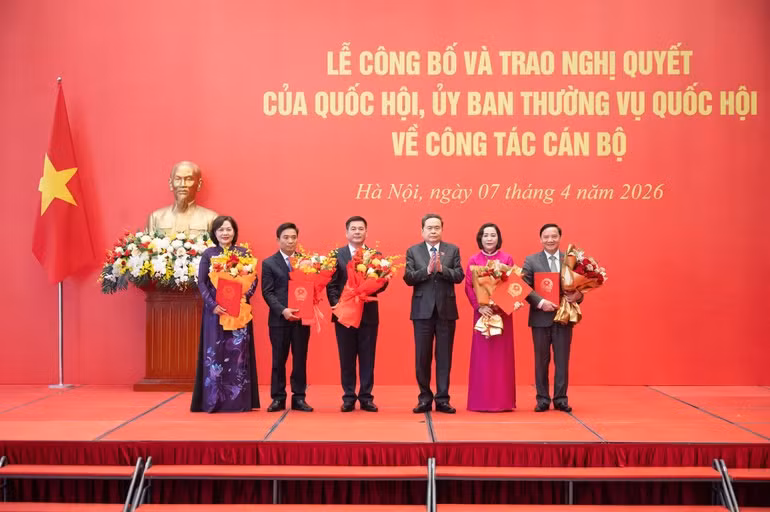 Chủ tịch Quốc hội Trần Thanh Mẫn trao Nghị quyết của Quốc hội bầu Phó Chủ tịch Quốc hội và tặng hoa chúc mừng các Phó Chủ tịch Quốc hội khóa XVI.