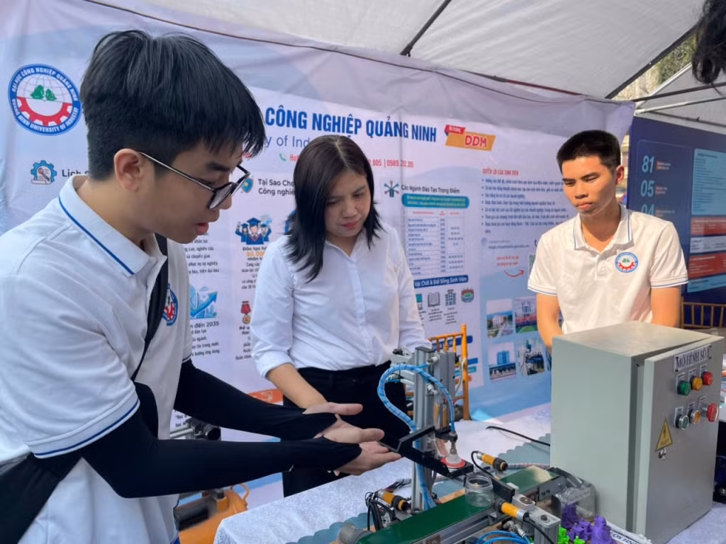 Học sinh tìm hiểu về các gian hàng tư vấn tuyển sinh của 11 trường Đại học, Cao đẳng, Trung tâm kỹ năng, ngoại ngữ, du học... giúp các em học sinh tiếp cận trực tiếp thông tin ngành nghề, môi trường học tập, định hướng tương lai.