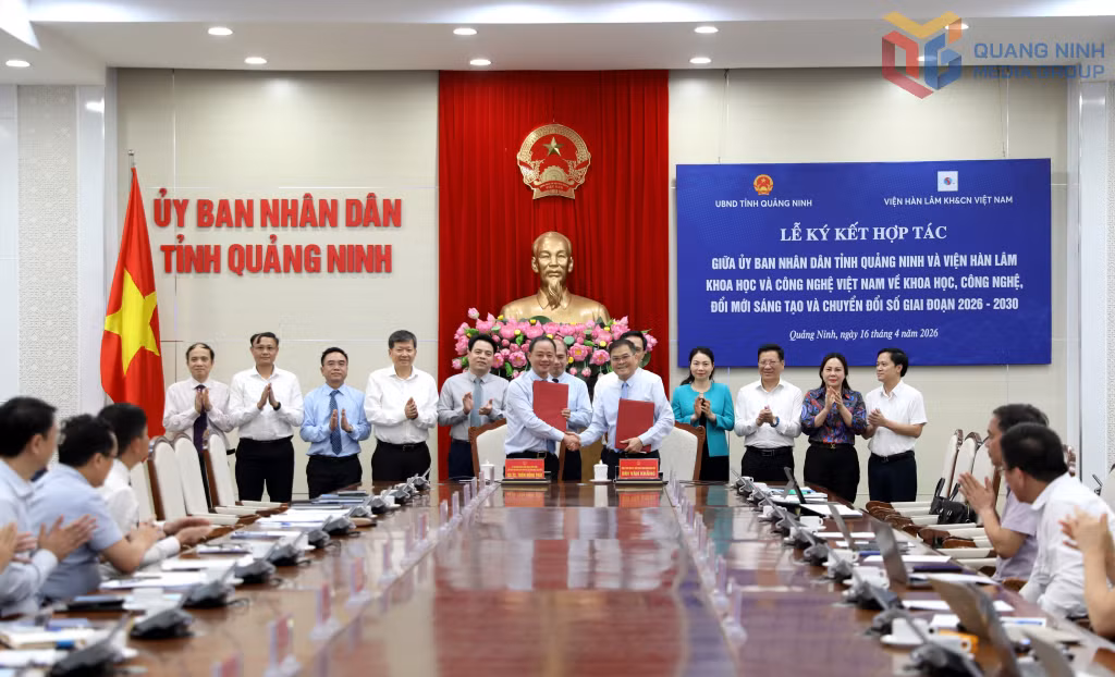 Lãnh đạo UBND tỉnh Quảng Ninh và Viện Hàn lâm Khoa học Công nghệ Việt Nam trao bản hợp tác. Ảnh: Mạnh Trường