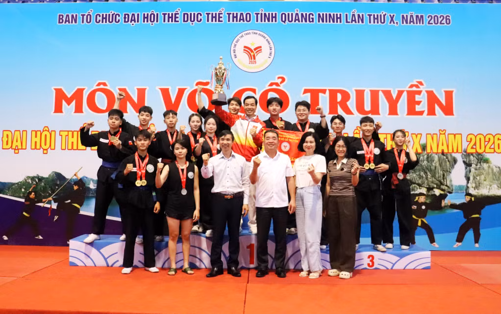 Phường An Sinh phấn khởi với cúp vàng toàn đoàn.