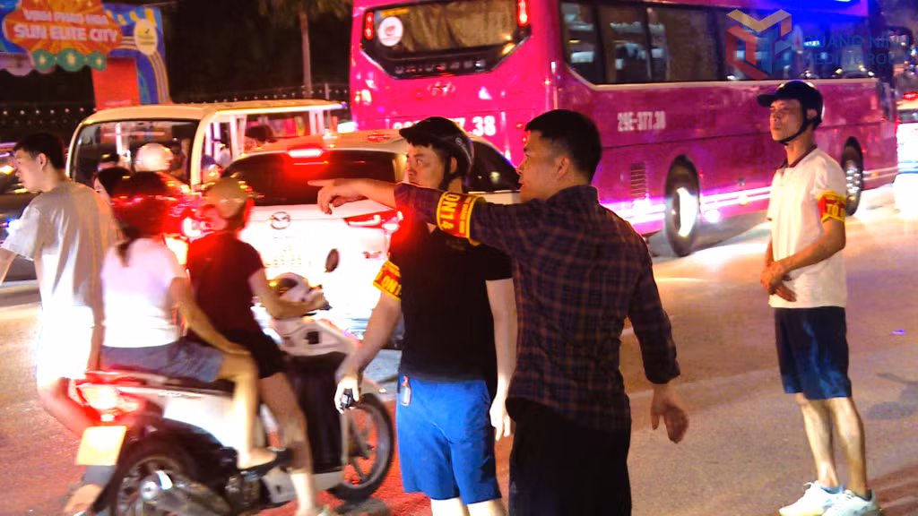 Lực lượng hóa trang tổ QN-14 hòa vào dong người và phương tiện giúp nắm chắc tình hình địa bàn cơ sở.