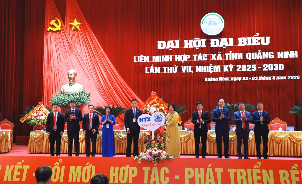 Đồng chí Cao Xuân Thu Vân, Bí thư Đảng ủy, Chủ tịch Liên minh Hợp tác xã Việt Nam tặng hoa chúc mừng Đại hội đại biểu Liên minh Hợp tác xã tỉnh Quảng Ninh lần thứ VII, nhiệm kỳ 2025-2030.