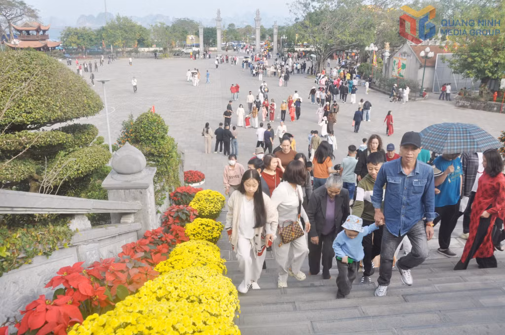 Hoa xuân rực rỡ được trang trí trong khuôn viên đền Cửa Ông.