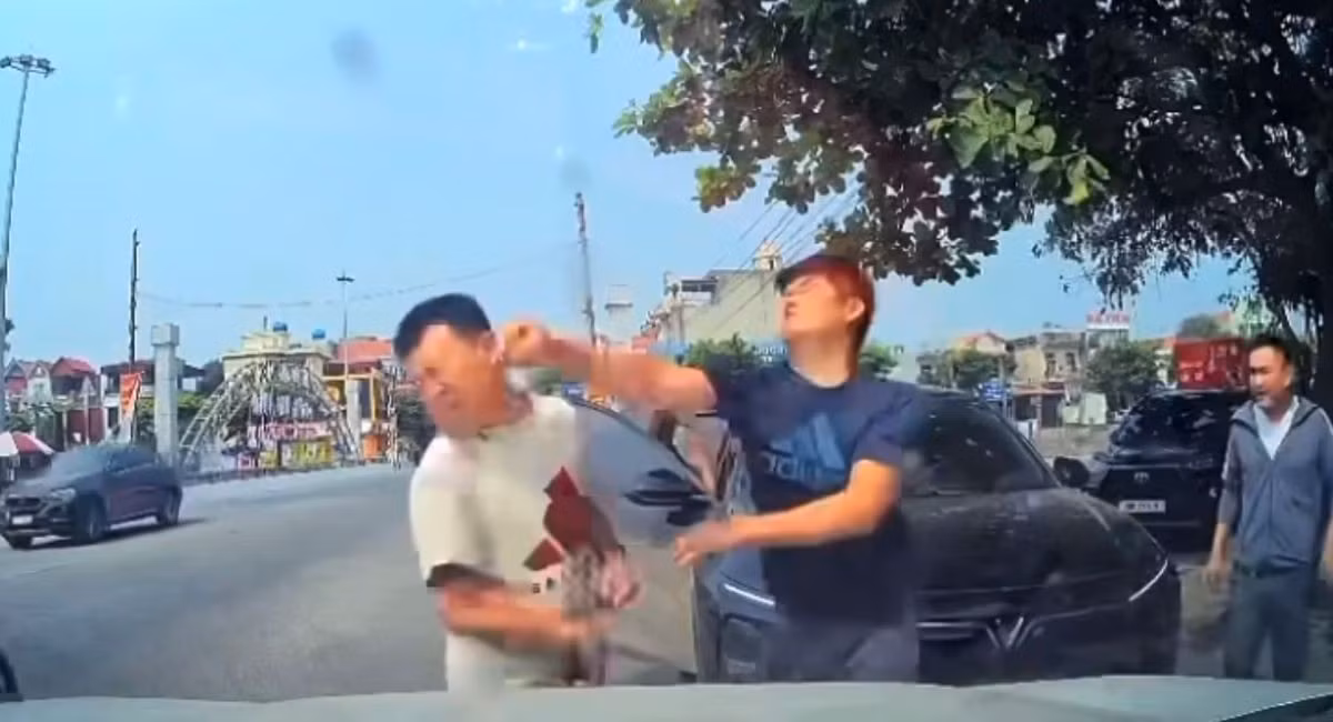 Cơ quan công an tạm giữ hình sự tài xế hành hung người khác ngay trên đường. Ảnh: Cắt từ clip người dân cung cấp