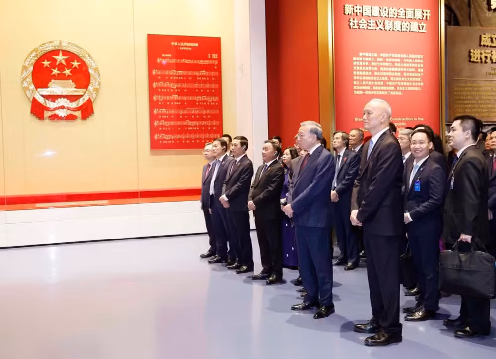 Tổng Bí thư, Chủ tịch nước Tô Lâm thăm Bảo tàng Lịch sử Đảng Cộng sản Trung Quốc. (Ảnh: THỐNG NHẤT/TTXVN)