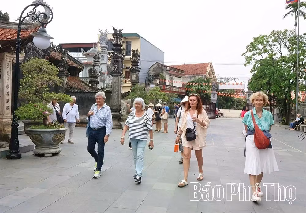Làng cổ đón khách Tây