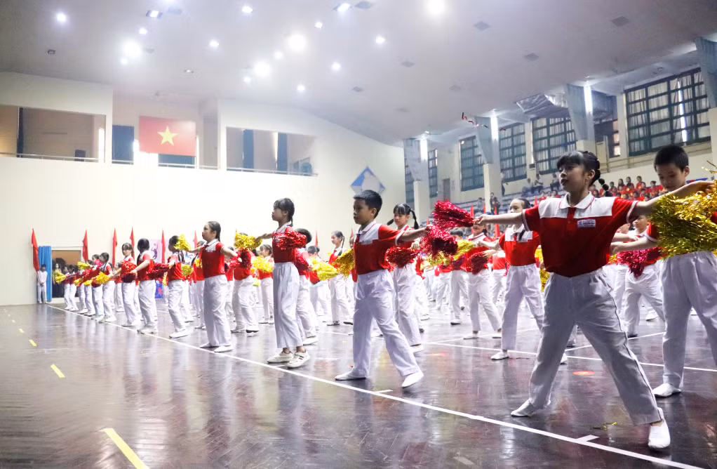 Đồng diễn của các em học sinh, tô thêm sắc màu cho lễ khai mạc.