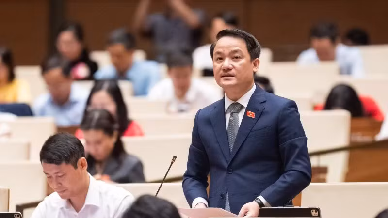 Đại biểu Lê Văn Thế (Đoàn Ninh Bình) phát biểu tại hội trường. (Ảnh: P.THẮNG)