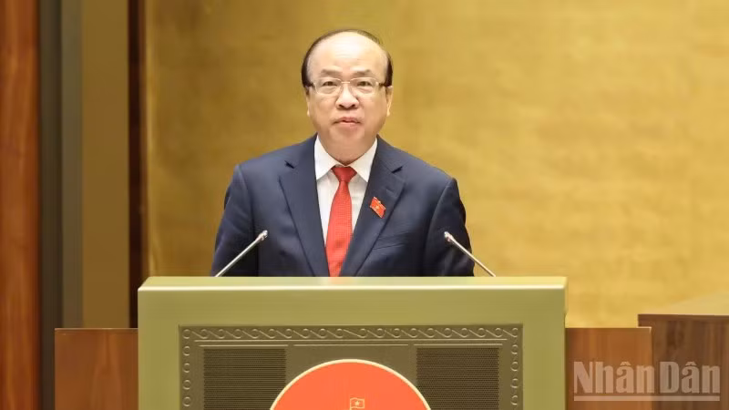 Chủ nhiệm Ủy ban Pháp luật và Tư pháp Phan Chí Hiếu trình bày báo cáo thẩm tra dự thảo Nghị quyết. (Ảnh: DUY LINH)