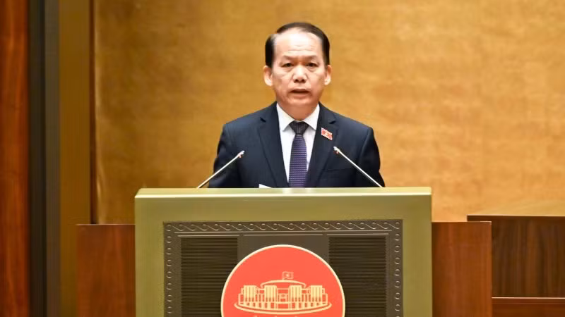 Bộ trưởng Tư pháp Hoàng Thanh Tùng trình bày báo cáo tiếp thu, giải trình, chỉnh lý dự thảo Nghị quyết. (Ảnh: DUY LINH)