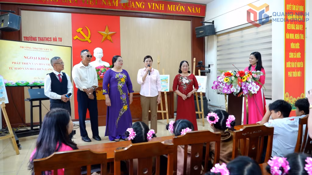 Các nghệ nhân của làng chài truyền dạy hát giao duyên cho các em học sinh tại Trường TH&amp;THCS Hà Tu trong một buổi ngoại khóa.