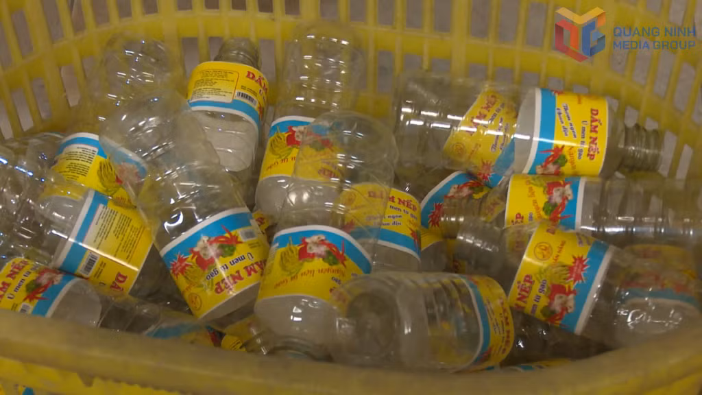 Các chai lọ dán tem 