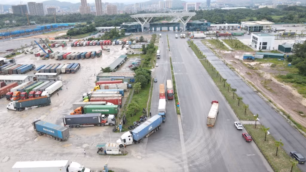Hạ tầng khu cửa khẩu cầu Bắc Luân II, Cửa khẩu quốc tế Móng Cái, phường Móng Cái 1. Ảnh: Hữu Việt