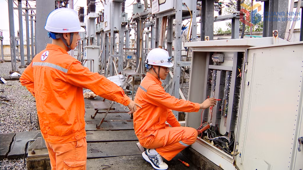 Công nhân Điện lực Quảng Ninh kiểm tra, bảo dưỡng trạm biến áp 110kV Khe Chàm, nâng cao khả năng cung ứng điện trong mùa cao điểm.