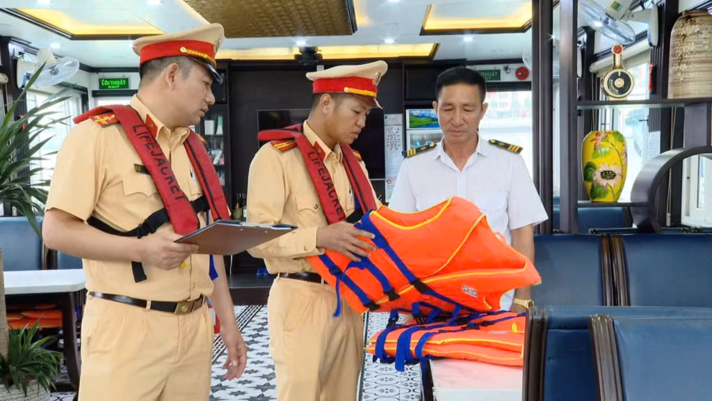 Đội Cảnh sát Đường thủy, Phòng CSGT (Công an tỉnh) kiểm tra điều kiện an toàn trên các tàu vận chuyển khách.