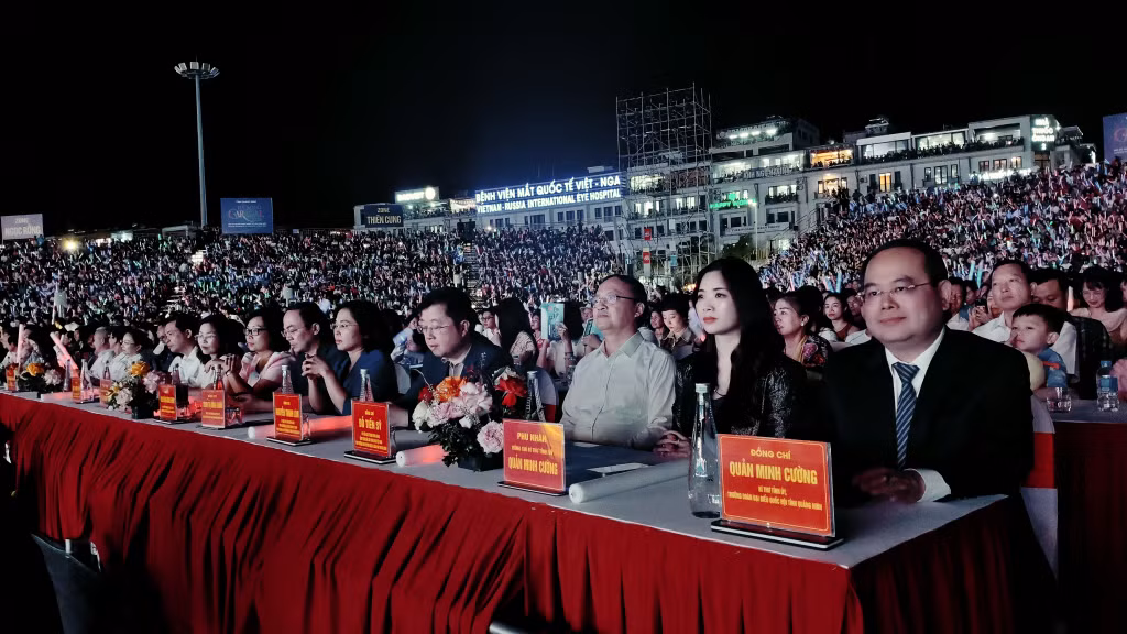 Các đại biểu Trung ương và tỉnh Quảng Ninh dự chương trình.