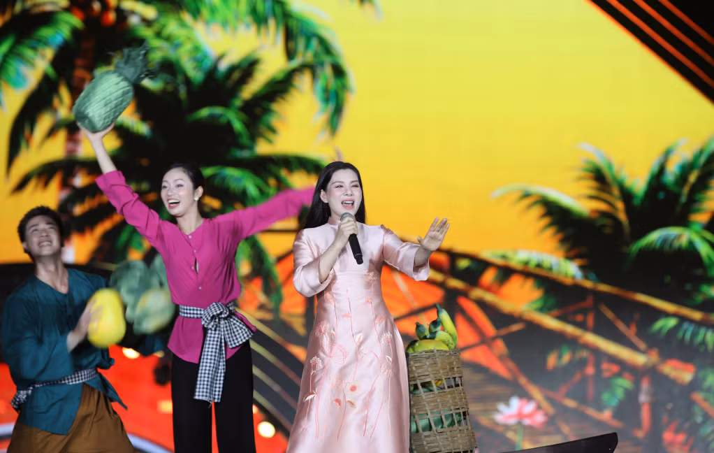 …cùng ca sĩ Bùi Lê Mận trình diễn liên khúc “Lý ngựa ô – Bài ca đất phương Nam”.