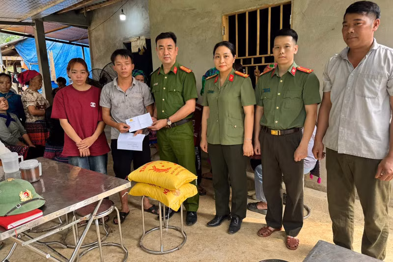 Lực lượng chức năng trao hỗ trợ gia đình nạn nhân. Ảnh: Công an xã Xuân Quang