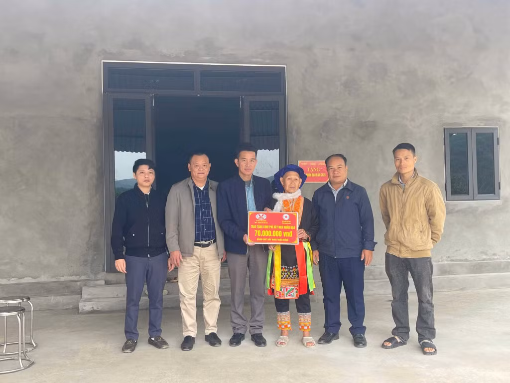 Đại diện các cơ quan, đoàn thể xã, thôn trao kinh phí hỗ trợ cho gia đình bà Triệu Thị Ba trú tại thôn Khe Lương, xã Kỳ Thượng. (Ảnh: Cơ sở cung cấp)