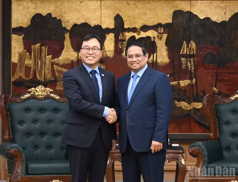 Thủ tướng Chính phủ Phạm Minh Chính và ông Choi Young Sam, Đại sứ Hàn Quốc tại Việt Nam. (Ảnh: TRẦN HẢI)