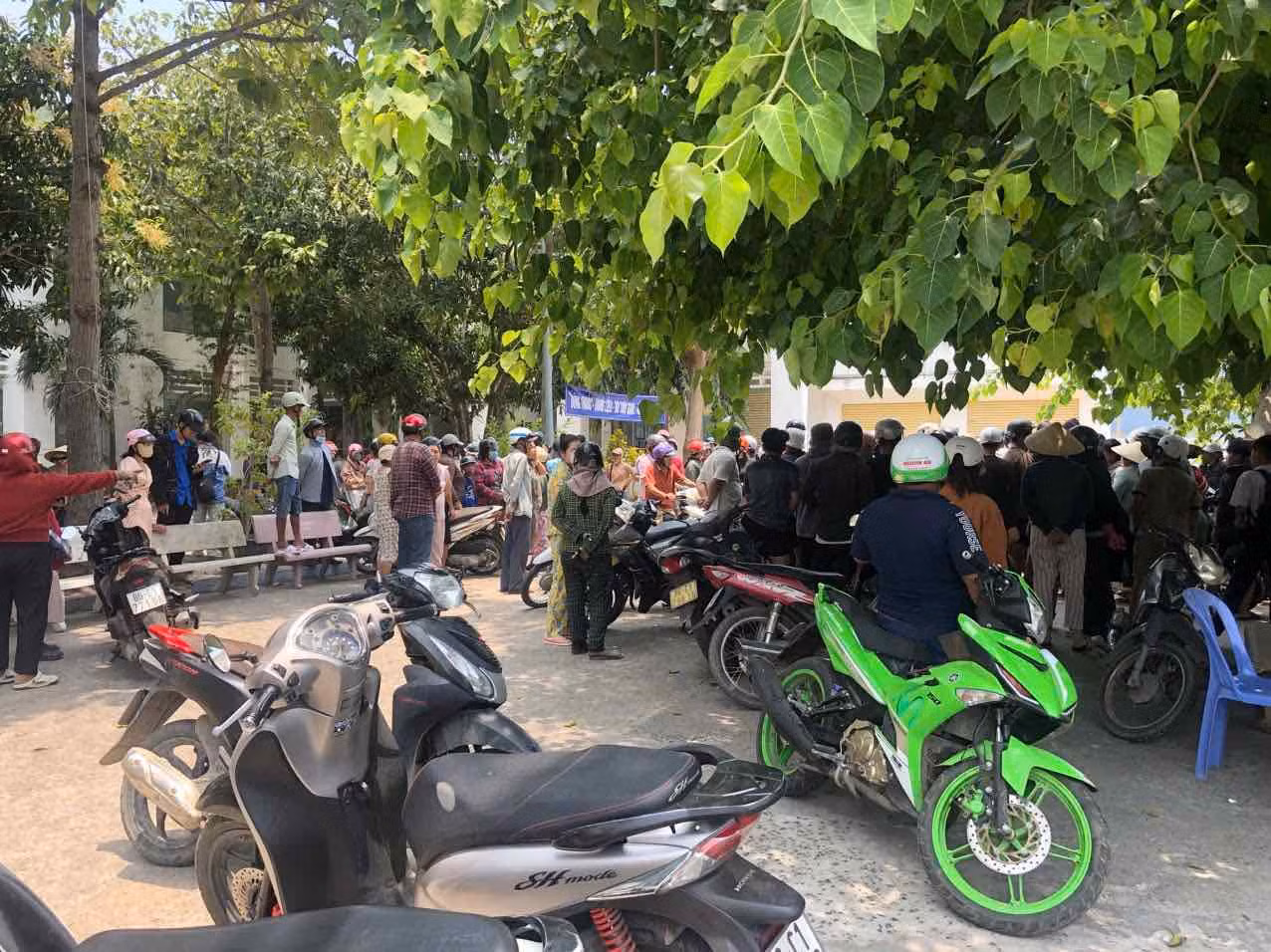 Rất đông người dân đến theo dõi vụ việc. Ảnh: Duy Tuấn