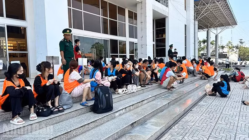 Các công dân Việt Nam do phía Campuchia trao trả, một số trường hợp xuất cảnh trái phép hoặc không có hợp đồng lao động. (Ảnh: HÒA BÌNH)