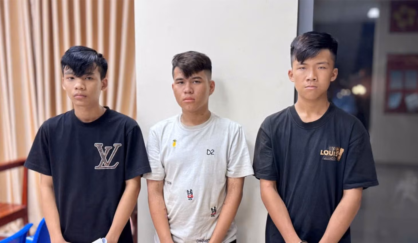 3 đối tượng Khánh, Sang và Thế (từ trái sang) bị Cơ quan Cảnh sát điều tra tạm giữ để làm rõ hành vi cướp tài sản. Ảnh: Vũ Tiến