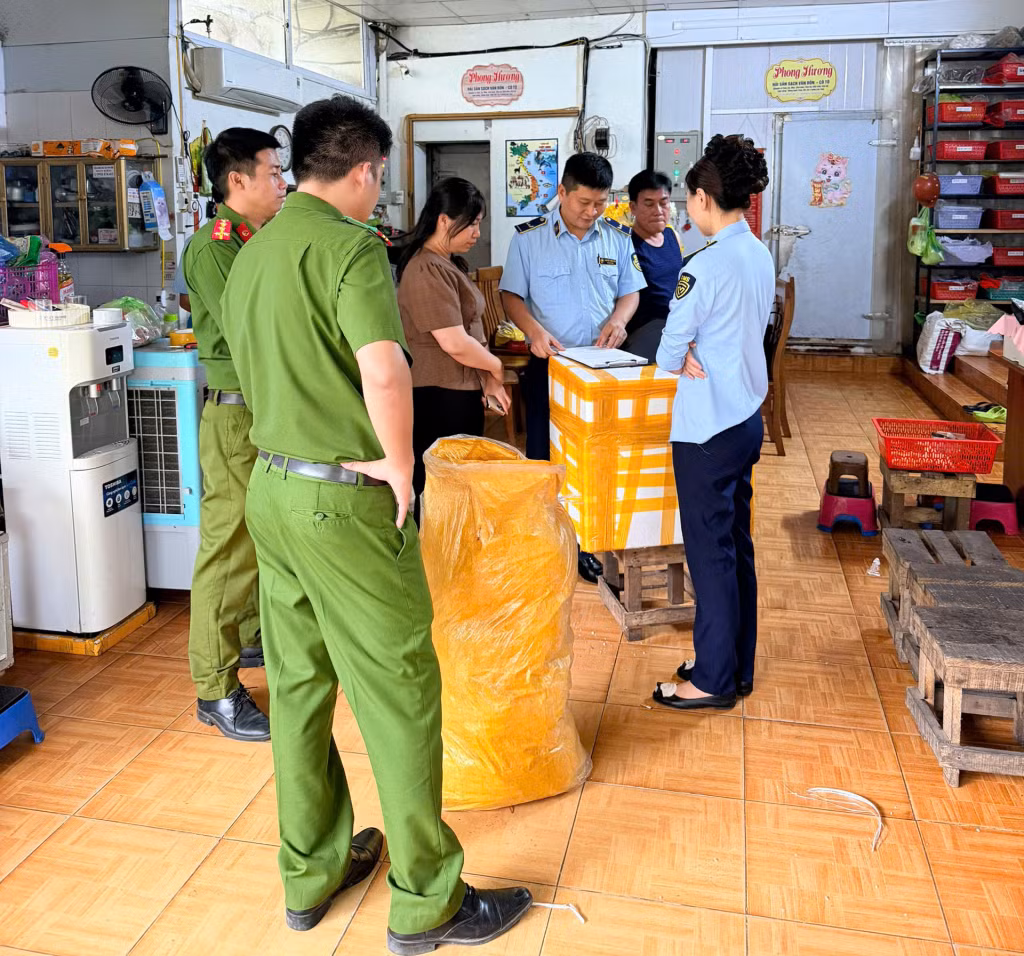 Đội QLTT số 3 phối hợp với Công an đặc khu Vân Đồn kiểm tra tại hộ kinh doanh Nguyễn Thị Thanh Hương (khu 6, đặc khu Vân Đồn).